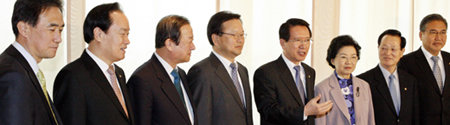 김형오 국회의장(오른쪽에서 네 번째)이 12일 서울 여의도의 한 음식점에서 열린 국회 상임위원장들과 오찬 간담회에서 “일하는 국회를 보여주자”고 말하고 있다. 안철민 기자