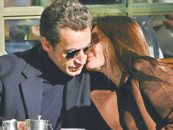 카를라 브루니 여사가 지난해 2월 결혼식을 올린 다음 날 베르사유의 한 카페에서 니콜라 사르코지 대통령의 볼에 키스하는 모습. 동아일보 자료 사진