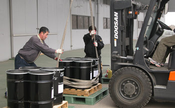 12일 경기 이천시 광산물비축기지에서 한국광물자원공사 직원들이 지게차를 사용해 페로몰리브덴이 담긴 4개의 철통을 들어올려 나무 받침대를 빼내는 작업을 하고 있다. 4개의 철통에 담긴 페로몰리브덴의 무게는 약 1t, 시세는 5000만 원 정도다. 사진 제공 한국광물자원공사