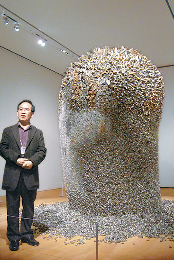 일본 도쿄 모리아트센터 갤러리의 개인전에서 사람의 두상을 연상시키는 거대한 조각을 선보인 전광영 씨. 그는 “풍요를 누리면서도 행복을 느끼지 못하는 우리를 꾸짖는 작품”이라며 “국제무대에서 활동하며 미술인들의 이정표가 되고 싶다”고 말했다. 도쿄=고미석 기자