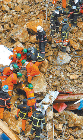 15일 오전 경기 성남시 판교신도시 내 SK케미칼연구소 터파기 공사현장에서 붕괴사고가 발생해 3명이 숨지고 8명이 다쳤다. 긴급 출동한 119 구조대원들이 붕괴 현장에서 부상자를 들것에 실어 이송하고 있다. 성남=원대연 기자