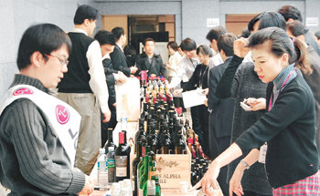 사내 와인장터 성황지난해 12월 서울 영등포구 여의도동 LG트윈타워에서 열린 LG 임직원 대상 ‘와인 장터’. ‘와인의 대중화’를 선언한 LG그룹의 와인 열기를 반영하듯 이틀간 3000병 넘는 와인이 모두 팔렸다. 사진 제공 LG그룹