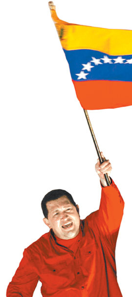 15일 베네수엘라에서 대통령의 연임제한 조항을 없앤 개헌안이 국민투표를 통과했다는 선거결과가 발표되자 우고 차베스 대통령이 대통령궁 발코니에 나와 지지자들을 향해 국기를 흔들며 자축하고 있다. 카라카스=AFP 연합뉴스