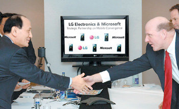 남용 LG전자 부회장(왼쪽)과 스티브 발머 미국 마이크로소프트 최고경영자(CEO)가 16일(현지 시간) 스페인 바르셀로나 카탈루냐 플라자 호텔에서 모바일 컨버전스 분야에 관한 포괄적 사업협력 계약을 체결한 뒤 악수하고 있다. 사진 제공 LG