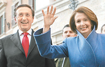 16일 낸시 펠로시 미국 하원의장(오른쪽)이 잔프랑코 피니 이탈리아 하원의장에게서 조부모 출생증명서를 선물로 받은 뒤 이탈리아 의사당을 떠나고 있다. 로마=로이터 연합뉴스