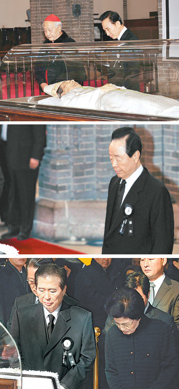 “큰별이 가셨다” 李대통령-YS-DJ 빈소 찾아 17일 서울 명동성당의 김수환 추기경 빈소를 찾은 이명박 대통령이 정진석 추기경의 안내를 받아 조문하고 있다. 김영삼 전 대통령과 김대중 전 대통령 내외도 이날 빈소를 찾아 고인의 높은 뜻을 기렸다(위부터). 사진공동취재단·변영욱 기자