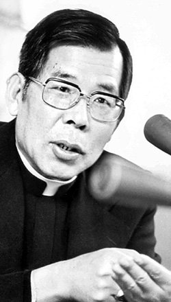 종교와 정파를 초월해 우리 사회의 큰 스승이었던 김수환 추기경은 1980년 한국이 혼란에 빠졌을 때도 동아방송 ‘DBS초대석’에 출연해 많은 가르침을 주었다. 1980년 당시 모습. 동아일보 자료 사진