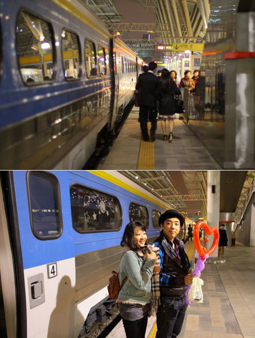 오후 10시 반, 열차에서 내린 커플들. 서로간의 ‘거리’가 가까워졌다.“저희도 찍어주세요”. 이 커플은 사진을 보내달라는 얘기는 하지 않았다.