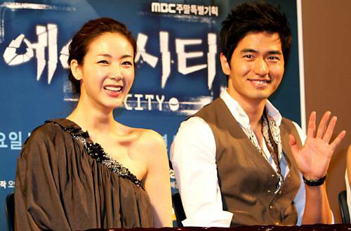 드라마 ‘에어시티’시사회 때 가진 기자간담회에서 팬들에게 인사하는 최지우(왼쪽),이진욱(오른쪽). 동아일보 자료사진.