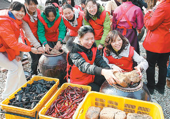 18일 광주 남구 대촌동 광주콩종합센터에서 재래식 간장을 직접 담그는 ‘전통 장 담그는 날’ 행사가 열렸다. 참가자들은 3년 숙성된 소금과 메주로 간장을 담갔다. 연합뉴스