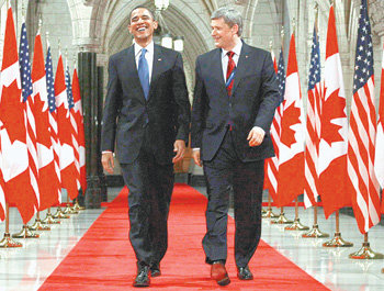 19일 버락 오바마 미국 대통령(왼쪽)이 스티븐 하퍼 캐나다 총리와 함께 캐나다 오타와 국회의사당 안에 있는 ‘명예의 홀’을 걷고 있다. 오바마 대통령은 대통령 취임 뒤 첫 외유지로 캐나다를 택했다. 오타와=로이터 연합뉴스