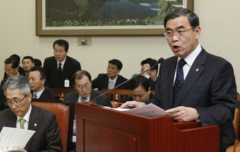 이상희 국방부 장관(오른쪽)이 20일 국회 남북관계발전특별위원회 전체회의에 출석해 북한이 서해 북방한계선(NLL)에서 선제공격할 경우 공격 지점을 타격하겠다는 계획을 밝히고 있다. 안철민 기자