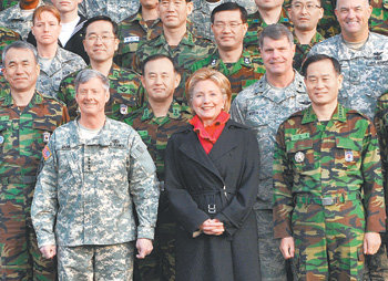 한미 軍간부들과 함께… 힐러리 클린턴 미 국무장관이 20일 서울 용산구의 한미연합사를 방문해 군 간부들과 기념촬영을 하고 있다. 사진공동취재단