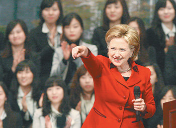 “질문하세요” 힐러리 클린턴 미국 국무장관이 20일 서울 이화여대 대강당에서 ‘여성의 경쟁력 강화’를 주제로 강연을 한 뒤 학생들과 대화를 나누고 있다. 연합뉴스