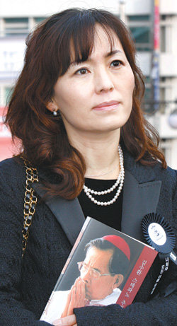 20일 김수환 추기경을 떠나 보내는 장례미사에 참석하기 위해 서울 명동성당을 찾은 소설가 공지영 씨. 이훈구 기자