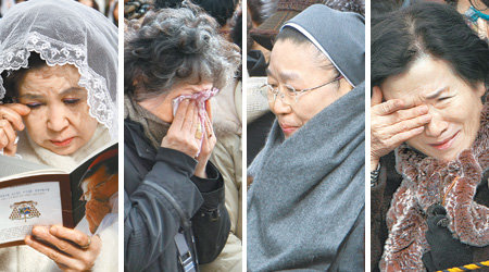 20일 오전 서울 명동성당엔 1만여 명이 나와 김수환 추기경의 마지막 가는 길을 배웅했다. 이날 장례미사가 끝난 뒤 김 추기경의 시신을 실은 운구차가 장지를 향해 움직이자 이를 지켜보며 눈물 흘리는 가톨릭 신자와 시민들. 홍진환 기자