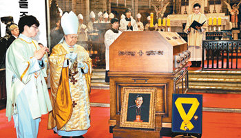 “영원한 생명을 주소서” 정진석 추기경(왼쪽에서 두 번째)이 20일 오전 10시 서울 명동성당에서 열린 김수환 추기경 장례미사에서 김 추기경의 관 주위를 돌며 분향(향로로 연기를 내는 것)을 하고 있다. 사진공동취재단