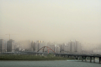 중국 고비 사막과 네이멍구 지역에서 발생한 황사가 찾아와 20일 황사특보(경보 및 주의보)가 발령되는 등 전국이 하루 종일 모래먼지에 시달렸다. 2002년 황사특보 시행 후 2월에 황사특보가 발령된 것은 처음이다. 이번 황사는 20일 밤부터 중부지방과 서해안 지방에서부터 사라지기 시작했다. 앞이 거의 보이지 않는 20일 서울 한강 주변 모습. 안철민  기자