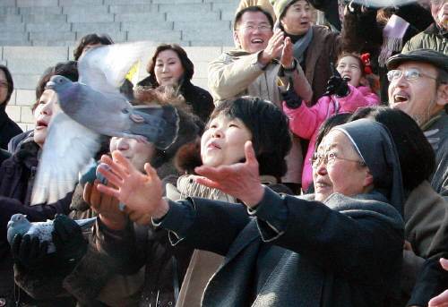 국회에서 열린 사형제폐지국가 기념식에서 조성애수녀(사형수사목전담)가 사형수를 상징하는 비둘기를 날리고 있다. 동아일보 자료사진