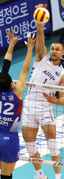 1인 블로킹쯤이야‘막을 테면 막아 봐!’ 삼성화재 안젤코 추크(오른쪽)가 22일 대한항공 장광균의 블로킹을 앞에 두고 강스파이크를 날리고 있다. 삼성화재는 안젤코가 자신의 최다인 40점을 올린 데 힘입어 3-1로 이겼다. 대전=연합뉴스