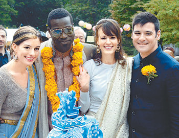 모두가 행복해 보이는 결혼식 사진. ‘레이첼, 결혼하다’는 결혼식 이면에서 빚어지는 갈등을 그리며 ‘가족’의 의미를 묻는다. 사진 제공 소니픽처스