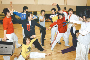 1990년대 중반까지 안기부 요원들의 실내 체육관으로 쓰였던 남산창작센터는 2007년 9월 문을 연 뒤 뮤지컬이나 오페라 등 국내 대형 공연의 요람으로 자리 잡았다. 동숭아트센터 단원들이 코믹 무술 퍼포먼스 ‘애니 비트’의 연습에 한창이다. 김재명 기자