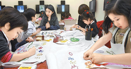 ‘클림트 앞치마’ 직접 만들어요 20일 서울 서초구 예술의 전당 한가람미술관 2층에서 열린 키즈 아카데미 프로그램 ‘클림트 아저씨의 작업복’에 참가한 어린이들이 직접 염료 크레파스를 이용해 작업복 앞치마를 만들고 있다. 김재명  기자