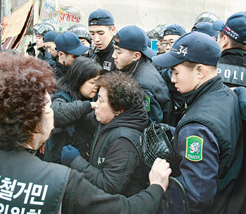 23일 용산 철거민 참사 현장인 남일당빌딩 앞에서 몸싸움을 벌이고 있는 철거민과 경찰들. 전영한 기자