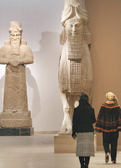 23일 6년 만에 재개관한 이라크 바그다드 국립박물관에서 방문객이 고대 아시리아의 석상을 관람하고 있다.바그다드=로이터 연합뉴스