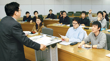 지난해 국내 대학 가운데 처음으로 강의평가 결과를 실명 공개한 동국대의 강의 모습. 사진 제공 동국대