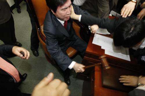 고흥길 문방위원장이 25일 국회 문화체육관광위원회에서 미디어법을 일괄 상정할 때 민주당 이종걸 의원이 이를 막고 있다. 고 위원장은 미디어법이 여야 간사간 합의가 이루어지지 않아 일괄상정할 수 밖에 없다며 미디어법을 상정했다. 연합