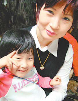 아이를 안고 있는 김엘레나 씨. 사진 제공 대전이주여성인권센터