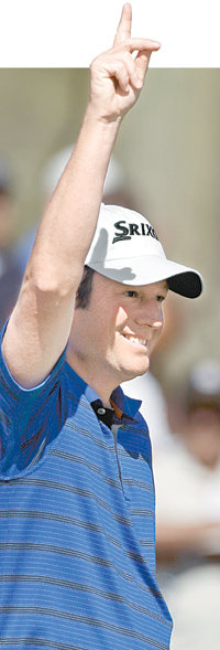 의기양양“승자의 미소.” 27일 미국 애리조나 주 마라나의 리츠칼튼골프장에서 열린 액센추어 매치플레이챔피언십 32강전에서 팀 클라크가 15번홀 버디에 성공한 후 손으로 하늘을 가리키는 세리머니를 하고 있다. 애리조나=AP 연합뉴스
