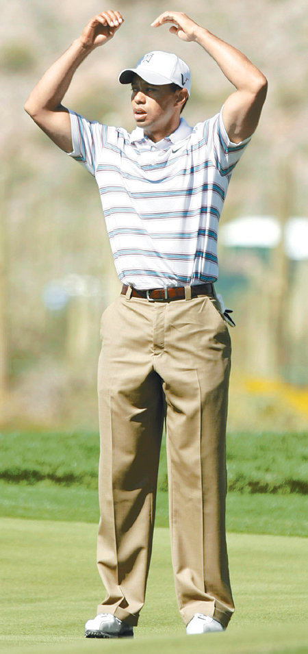 망연자실27일 미국 애리조나 주 마라나의 리츠칼튼GC에서 열린 액센추어 매치플레이챔피언십 32강전에서 우즈가 9번홀 퍼트를 놓친 후 아쉬워하고 있다. 애리조나=로이터 연합뉴스