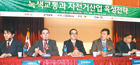 27일 서울 강남구 삼성동 코엑스 그랜드콘퍼런스룸에서 ‘녹색 성장전략과 체육부문의 역할’ 제2차 심포지엄(동아일보, 국민체육진흥공단 공동 주최)이 ‘자전거 이용 활성화 및 자전거 산업 발전 방안’이란 주제로 열렸다. 김미옥 기자