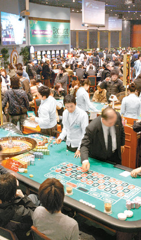 엔고 현상이 계속되면서 국내 외국인 전용 카지노가 일본인 관광객들로 호황을 맞고 있다. 25일 일본인 관광객들로 북적이고 있는 세븐럭 카지노 밀레니엄서울힐튼점 내부. 홍진환 기자