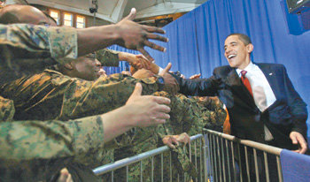 오바마, 美해병대 격려 버락 오바마 미국 대통령이 지난달 27일 미 노스캐롤라이나 주 르준 해병대 기지에서 2010년 8월까지 이라크에서 철군할 것이라고 발표한 뒤 장병들과 악수하고 있다. 르준=로이터 연합뉴스
