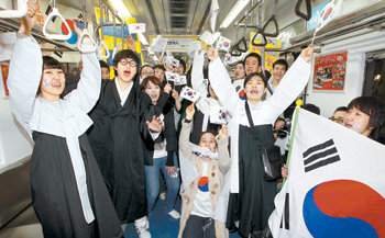 지하철 안에서 “만세” 세계국학원청년단원들이 1일 3·1절 90주년을 맞아 서울 지하철 종각역을 지나는 열차 안에서 ‘꽃보다 대한민국, 희망의 만세를 외치다’라는 주제로 만세를 외치는 퍼포먼스를 벌이고 있다. 김미옥 기자