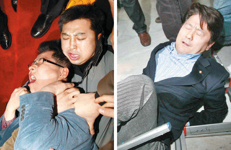 목 졸리고… 넘어지고… 민주당의 한 당직자가 1일 밤 국회 본회의장 앞 로텐더홀에서 한나라당 차명진 의원(왼쪽 사진의 왼쪽)의 목을 조르고 있다. 차 의원은 계단 밑으로 굴러 떨어져 병원으로 이송됐다.(왼쪽) 민주당 서갑원 의원이 여야 의원들의 몸싸움 와중에 넘어져 고통스러워하고 있다. 서 의원도 병원으로 실려갔다. 안철민 기자 · 전영한 기자
