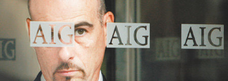 미국 정부가 1일 미국 최대 보험회사인 AIG에 300억 달러의 추가 금융지원을 한다고 발표했다. 지난해 9월 한 남자가 뉴욕의 AIG 건물에서 걸어 나오고 있는 모습. 뉴욕=로이터 연합뉴스
