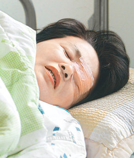 한나라당 전여옥 의원은 2일 “1989년 부산 동의대 사건에서 시위대가 던진 화염병에 숨진 7명의 젊은 경찰이 얼마나 뜨겁고 아팠을지 생각하면 가슴이 저렸다”고 말했다. 그는 동의대 사건에 대한 재심을 추진하는 법안을 준비하다 지난달 27일 폭행을 당해 서울 용산구 한남동 순천향대병원에 4일째 입원해 있다. 원대연 기자