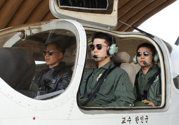 허윤철 생도(가운데)와 비행 교관인 옥재형 대위(왼쪽)가 지난달 27일 충북 청원군 공군사관학교 예하 제212비행교육대대의 활주로에서 T-103 훈련기에 탑승해 이륙 준비를 하고 있다. 오른쪽은 비행훈련에 동승한 동아일보 윤상호 기자. 사진 제공 공군