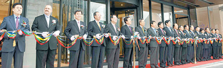 동양 최대 규모 복합쇼핑센터인 신세계 센텀시티에서 열린 그랜드 오픈행사에 참가한 허남식 부산시장과 구학서 신세계 부회장, 정용진 부회장 등 각계 인사들이 기념 테이프를 자르고 있다. 부산=최재호 기자