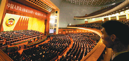 3일 중국인민정치협상회의 개막식에서 중국 전역에서 참가한 2160명의 위원이 기립해 중국 국가인 ‘의용군 행진곡’을 부르고 있다. 위원들은 이날 군악대의 연주만 듣던 관례를 깨고 ‘일어나라’로 시작하는 중국 국가를 한목소리로 제창했다. 베이징=로이터 연합뉴스