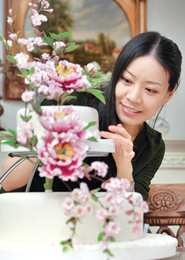 슈가크래프터인 최정윤 잉글리쉬뷰티 대표가 서울 서초구 서초동 작업실에서 설탕으로 만든 꽃 장식을 웨딩 케이크에 붙이고 있다. 박영대  기자
