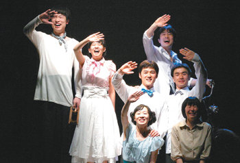 영화 미학을 연극에 접목한 연극 ‘청춘, 18 대 1’의 한 장면. 일본을 상징하는 태양을 손으로 가리는 조선 청년들의 이미지가 사진 속 한 장면과 같은 효과를 낸다. 사진 제공 두산아트센터