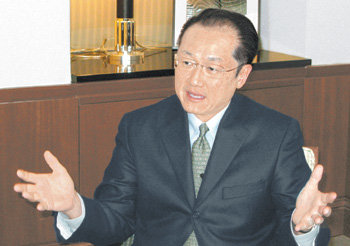 김용 다트머스대 총장 내정자는 3일 보스턴 아파트에서 한 동아일보와의 인터뷰에서 “학생들의 의견을 학교 운영에 반영하기 위해 취임 후 학생들과 많은 시간을 보낼 것”이라고 말했다. 보스턴=신치영 특파원