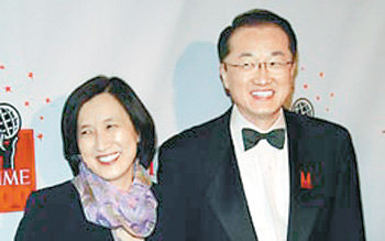 ‘타임誌 100인’ 선정 2006년 부인과 함께 2006년 미국 시사주간지 타임이 김용 교수(오른쪽)를 ‘세상을 변화시킨 영향력 있는 100인’으로 선정한 뒤 개최한 기념행사에 참석한 김 교수 부부. 부인 임연숙 씨는 보스턴아동병원 소아과 의사로 일한다. 사진 출처 다트머스대 홈페이지