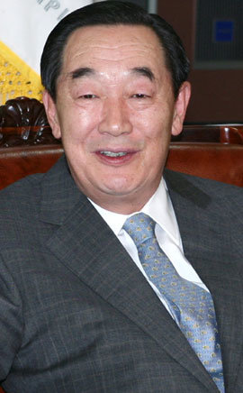 이수영 한국경영자총협회 회장은 4일 동아일보와의 인터뷰에서 “요즘 같은 경제 위기에 패자는 필멸(必滅)하게 되어 있다”며 “지금 한국사회는 침착하다 못해 안이한 것 같다”고 우려했다. 동아일보 자료 사진