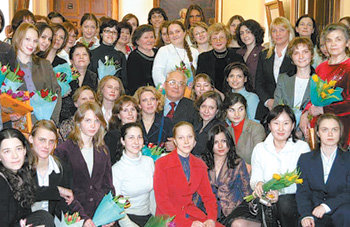 모스크바국립대에 재학 중인 여학생과 교직원들이 지난해 3월 8일 여성의 날을 맞아 학교에서 선물을 받고 사진을 찍고 있다. 사진 제공 모스크바국립대